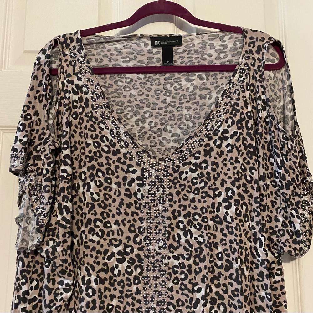 Fun cold shoulder leopard t-shirt with silver sparkles on front